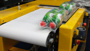 Alfatechnics hoeksealer uitloop transportband krimpverpakkingsmachine met bijhorende krimptunnel. 