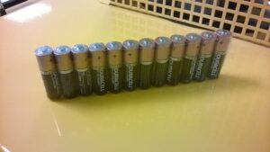 Alfatechnics krimpverpakking van batterijen 12stuks naast mekaar.